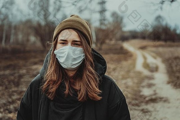 人类生态面具，烟雾，地球上的污染。流感大流行。健康和安全概念，冠状病毒N1H1，病毒防护。健康和安全概念