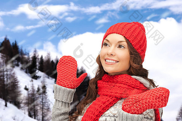 微笑年轻的女人冬天衣服