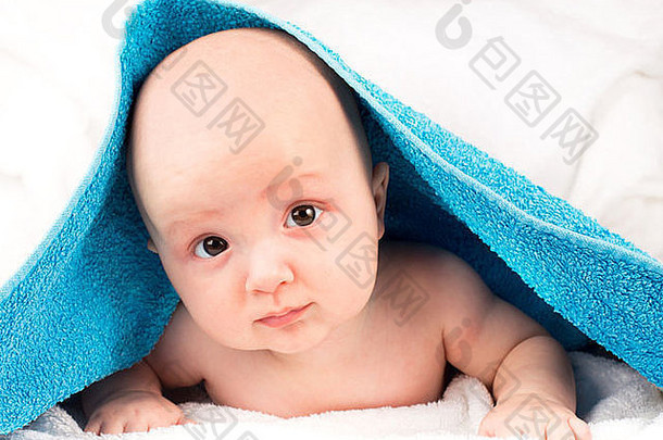 可爱的婴儿说谎毛巾