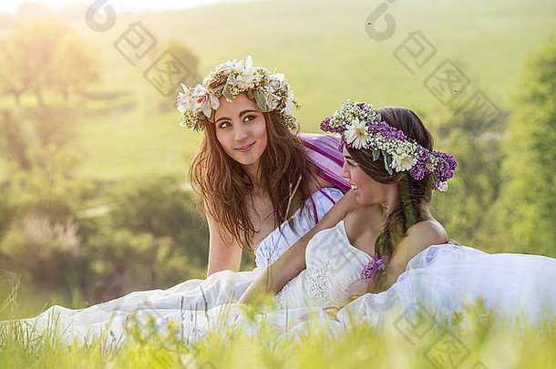 美丽的新娘在户外，坐在草地上——田园诗般的