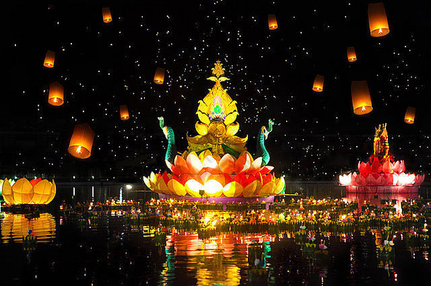 为庆祝泰国传统的洛伊克拉通节，人们赠送了装有蜡烛和鲜花的大小船只。天空中的天灯