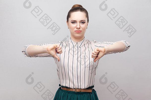 不开心美丽的年轻的女人条纹衬衫绿色裙子化妆收集禁止发型站拇指凸轮