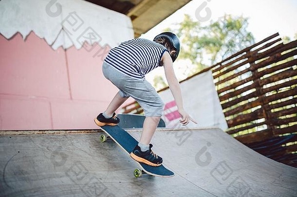 高加索人男孩头盔技巧滑板操场上滑板孩子滑板者游乐设施halfpipe斜坡