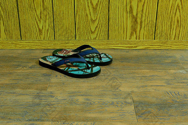 凉鞋翻转失败木地板上