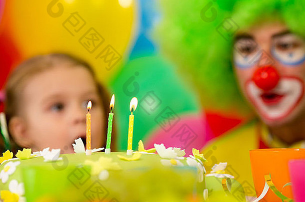 节日蛋糕蜡烛孩子小丑背景