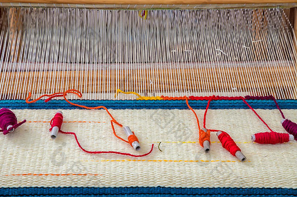 传统的彩色复古织布机和纱线。