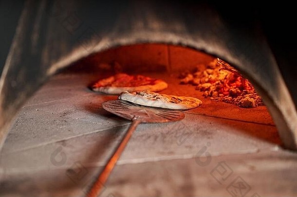 意大利那不勒斯餐厅，用传统的木制烤箱烤出美味的玛格丽塔比萨饼。原汁原味的那不勒斯披萨。炽热的煤。