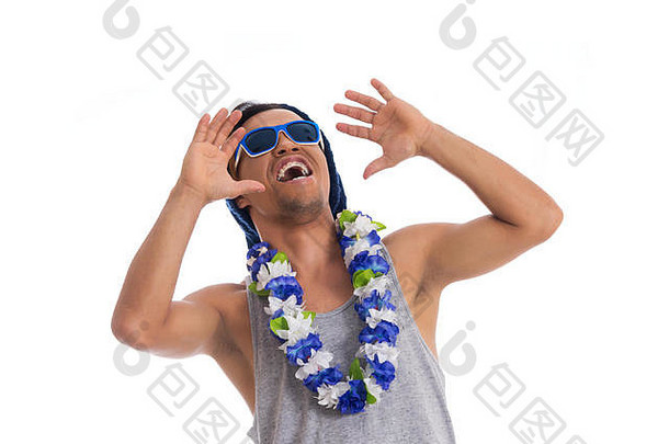 快乐的疯狂的男人。年轻的黑色的男人。穿太阳镜花项链帽穿着狂欢节传统的巴西聚会，派对