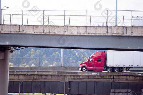 大钻井平台红色的经典美国半卡车运输商业货物覆盖干的半预告片多级天桥路intersectio
