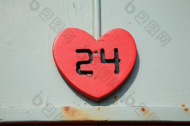 在英格兰，24号被切成红色心形