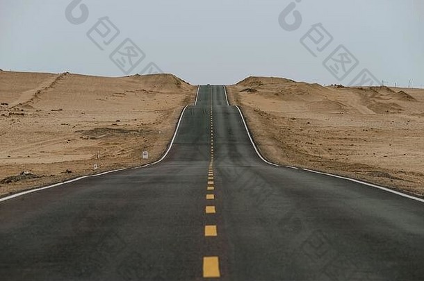 <strong>戈壁沙漠</strong>路巨大的干荒野