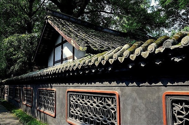 崇州中国木架房子长墙特色窗户华丽的窗饰边华谁公园