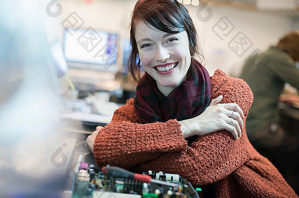 电脑修复商店女人微笑倾斜workshopcounter