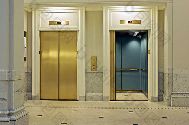 大理石大厅里有两部电梯