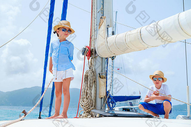 孩子们喜欢乘坐豪华双体船或游艇航行
