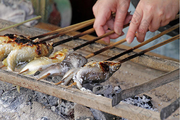 日本街头食物-新鲜烤鲭鱼