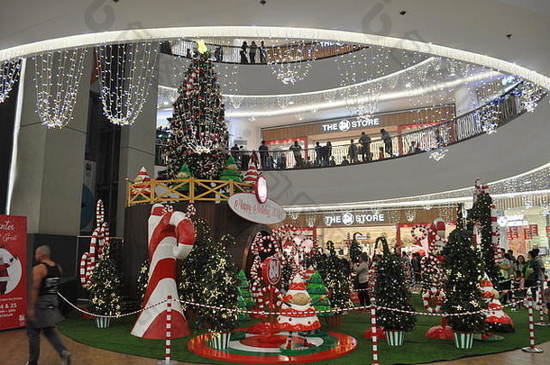 碧瑶城2018年12月，街道和SM城碧瑶展示圣诞树