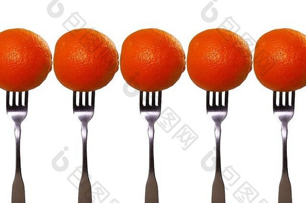 叉子上的橙子。把你的营养全吃光！
