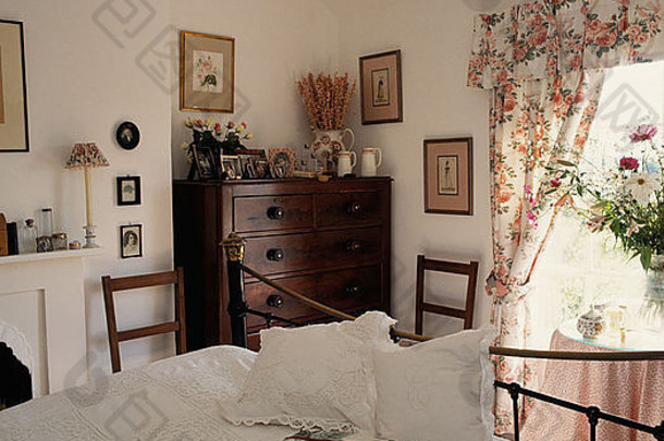 平房卧室的床上有带花窗帘的靠垫