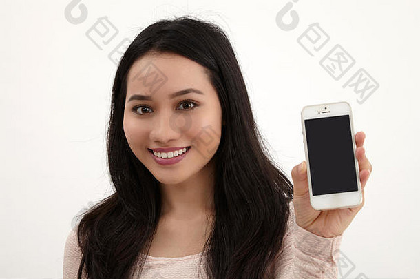 马来妇女在智能手机上播放空白的dosplay