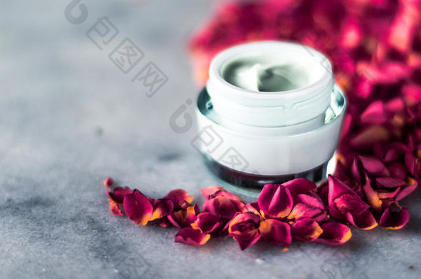奢华面霜和玫瑰花瓣-具有花卉风格的美容概念、优雅的视觉效果的化妆品