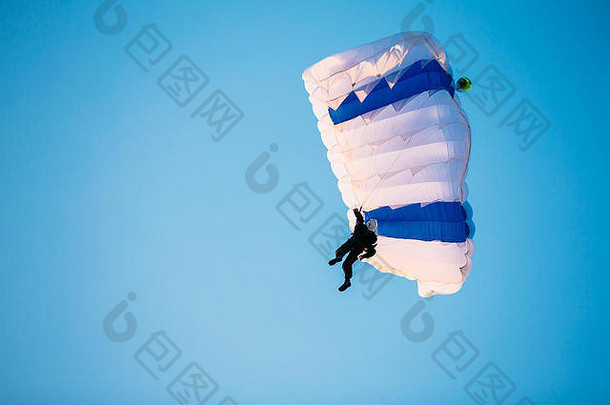 单他降落降落伞蓝色的清晰的天空活跃的生活方式极端的爱好