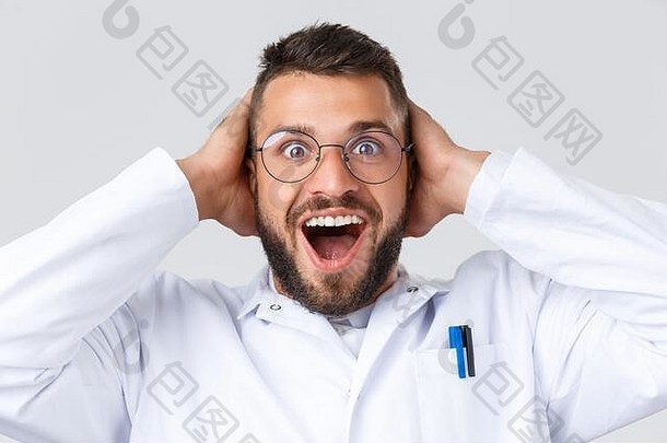 医护人员2019<strong>冠状病毒</strong>疾病流行和保险概念特写镜头里的兴奋快乐的医生穿着白大褂，戴着眼镜，不敢相信自己