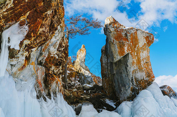 沙曼卡岩和冰冻的贝加尔湖景观