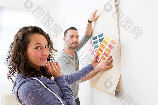 一对年轻夫妇选择壁纸颜色的画面