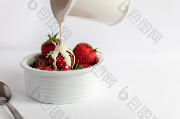 草莓奶油白色菜白色背景