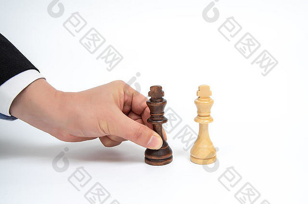 一个移动的商人手里拿着一个象棋王的棋子。商务谈判理念