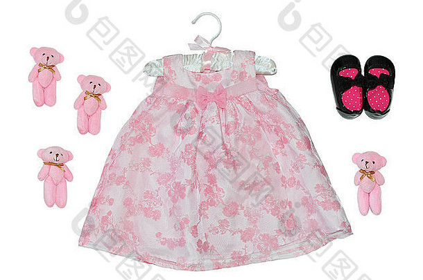 儿童粉色花式连衣裙，与鞋和玩具附近的白色隔离。