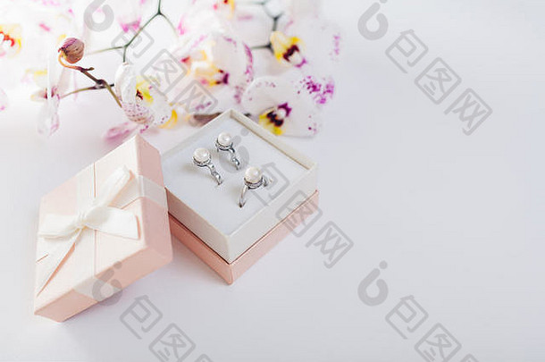 兰花礼盒内有一套银戒指和珍珠耳环。情人节礼物