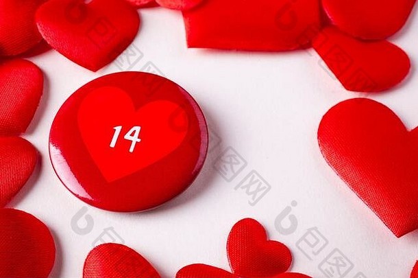 红色的心白色卡爱情人节概念