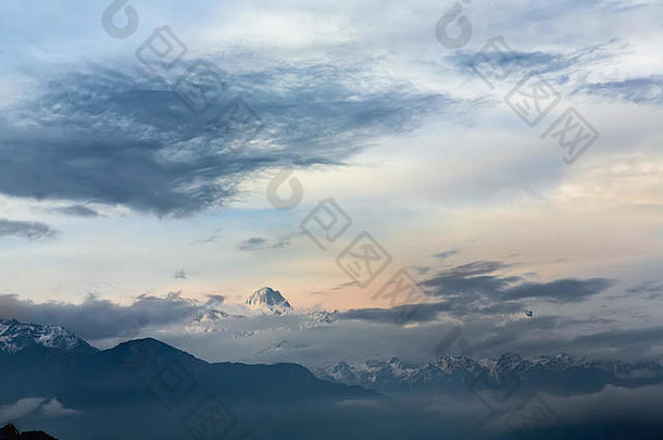 亚洲喜马拉雅山尼泊尔安纳普尔纳希马尔省达姆普斯的白雪覆盖的山峰