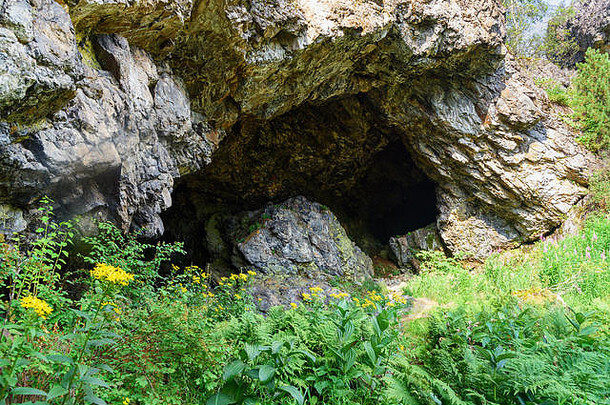 V.Ayula村附近山上的金德林斯基洞穴。化学区。阿尔泰共和国，西伯利亚。俄罗斯联邦
