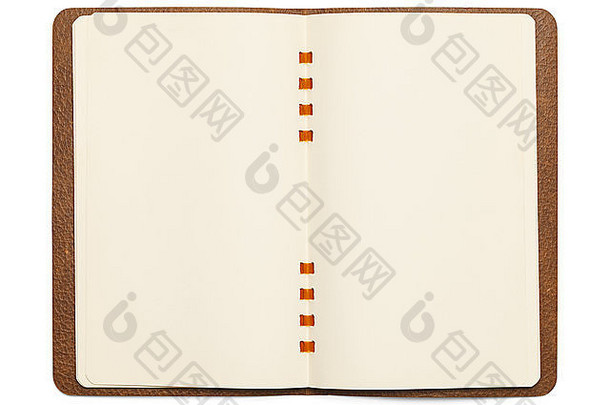 打开白色背景上隔离的棕色梳子活页夹笔记本。