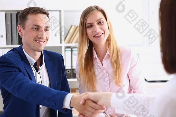微笑的男女在办公室握手问好