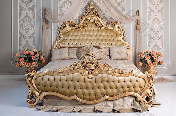 浅色豪华卧室，金色家具细节。宽敞舒适的双人皇家床，优雅经典的内饰