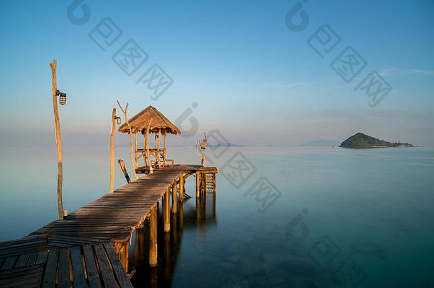 泰国普吉岛日落之间的木码头。暑期、旅游、度假、度假概念。