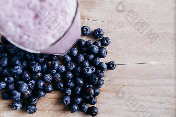 树莓冰沙-新鲜混合新鲜蓝莓-<strong>夏日</strong>木质桌面视图