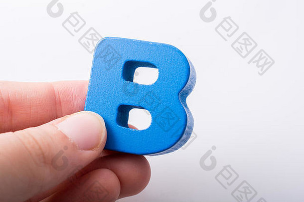 字母表B的立方体由木头制成