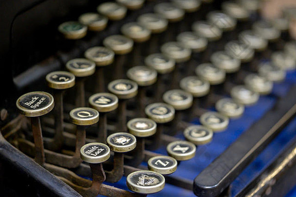 复古手动打字机背面空格键的特写。