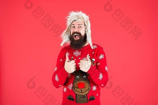 额外舒适的羊毛外观。圣诞节的传统。圣诞精神和氛围。新年快乐。入党。冬装。圣诞毛衣。时髦的大胡子男人穿着圣诞套衫和帽子。