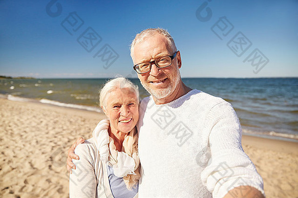 老年人采取图片自拍坚持海滩