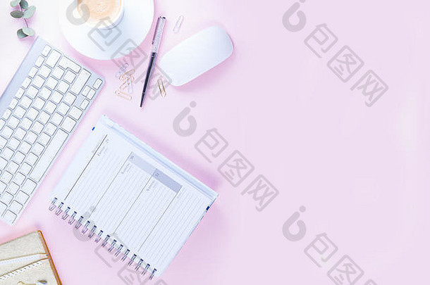 平躺首页办公室工作空间白色现代键盘笔记本粉红色的背景