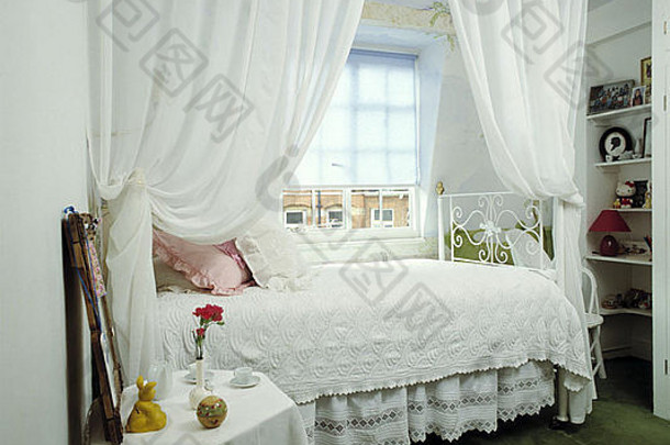 带有透明窗帘的传统卧室