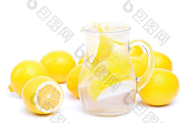 新鲜的柠檬的水