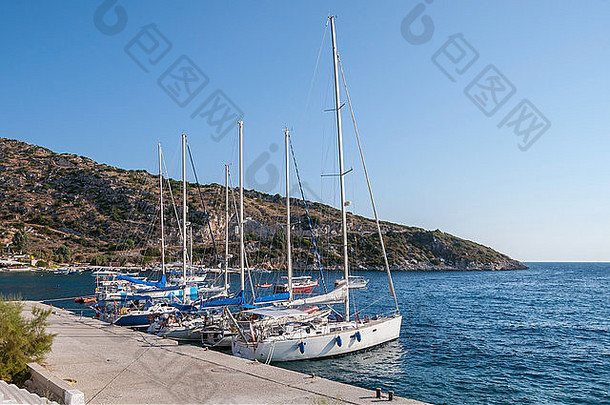 游艇停泊贴水思港口扎金索斯岛希腊