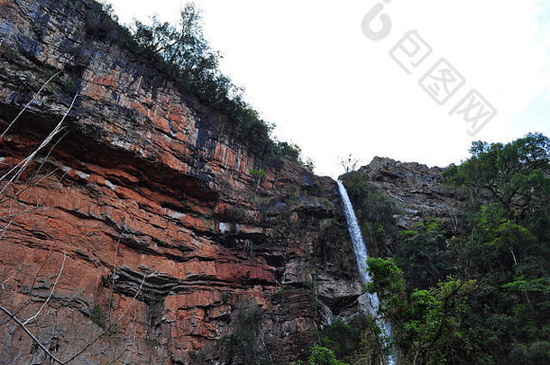 南非洲视图红色的悬崖孤独的溪瀑布瀑布骤降米小镇萨比